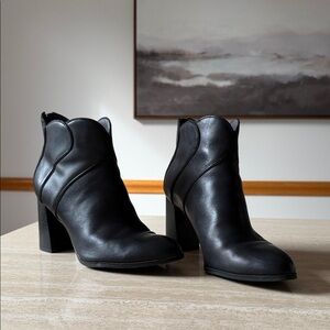 {Adrienne Vittadini} Tabby Black Leather Ankle Booties 9.5
